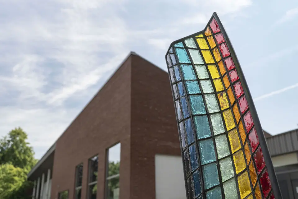 Kleurrijk kunstwerk op het terrein van campus Amedeus