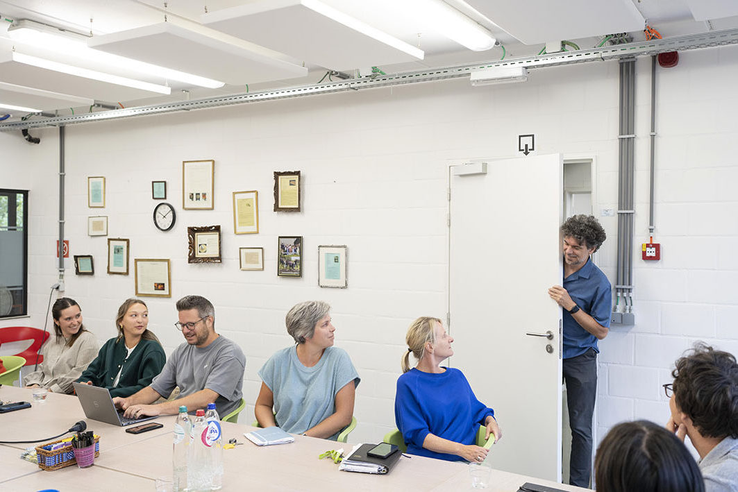 Een collega piept binnen tijdens een vergadering